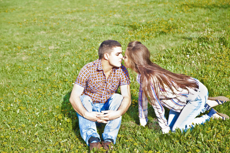 幸福 草坪 肖像 夫妇 乐趣 女人 男朋友 浪漫的 快乐