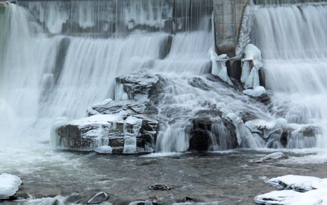 冻结的瀑布从电闸坝流出