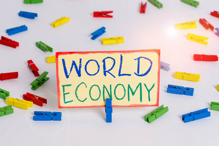 世界经济笔记。商业照片展示了各国经济正在兴起的经营方式彩色衣夹纸空提示白地板背景办公室。