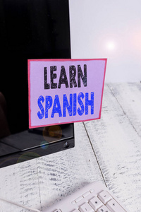 概念性手稿展示学习西班牙语。商业图片文本获得或获得西班牙语记数纸计算机监控屏幕附近的白色键盘的知识。
