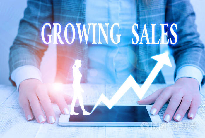 写笔记显示销售增长。展示公司产品平均销售量的商业照片已经增长。