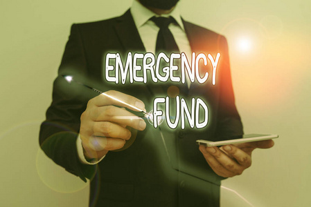 展示应急基金的概念性手稿。商业照片展示了为紧急情况预留的钱。