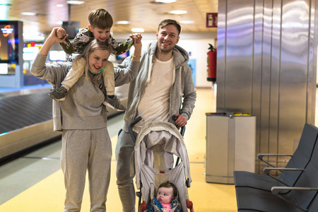 机场 乘客 离开 家庭 运输 手提箱 母亲 航班 女人 小孩