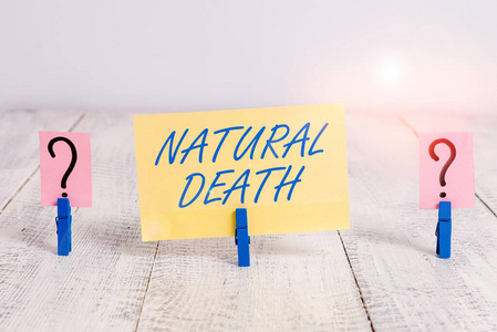 表现自然死亡的概念性手写体。自然放在桌上的文字和文字，自然会发生碎裂。