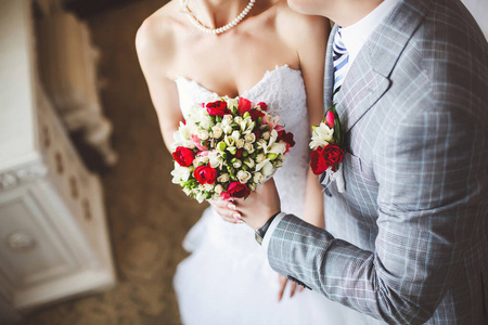 新娘和新郎手持结婚花束。