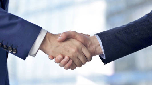 商人们在工作中见面时握手