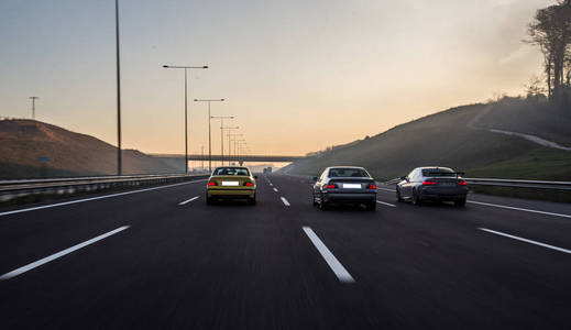 与多辆汽车在交通豪车豪宅2帅哥开豪车多辆卡车丰富多彩的交通工具