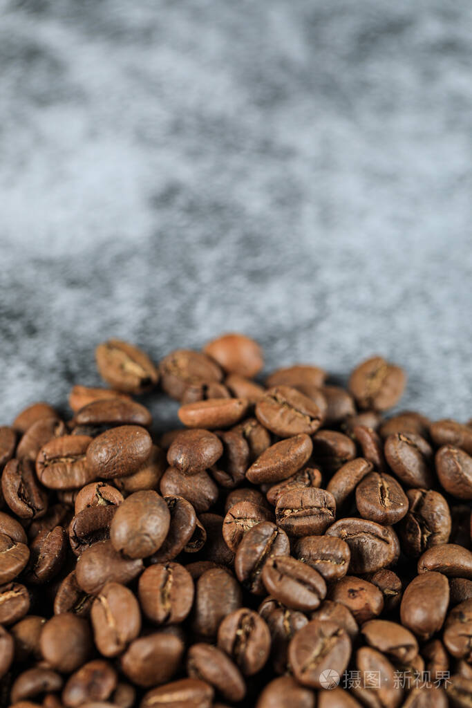 蓝色背景下的新鲜咖啡豆