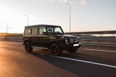 越野车公路图片