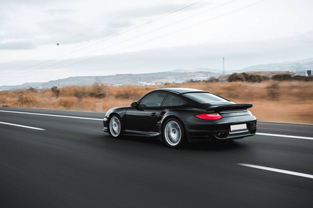 黑色轿车在高速公路上行驶照片