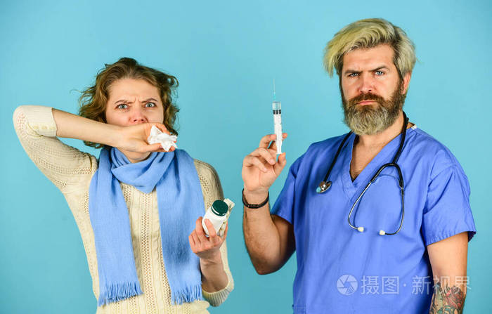 病毒大流行.流感概念.药物注射.疫苗开发.男护士用注射器注射疫苗.