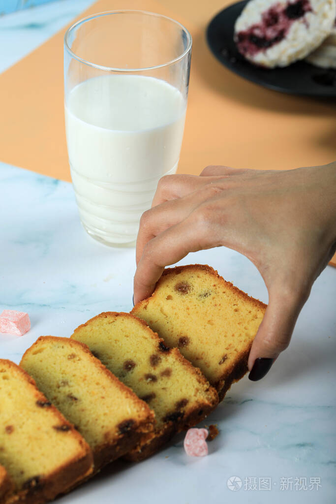 和苏丹娜手拿切片派喝杯牛奶