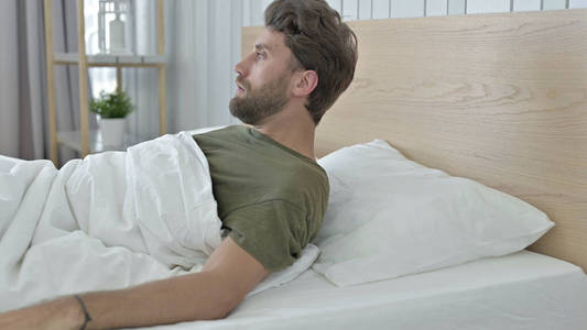 惊醒表情包沮丧的年轻人从床上惊醒照片