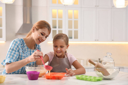 烘烤 家庭 早餐 小孩 在室内 起源 女儿 白种人 面团