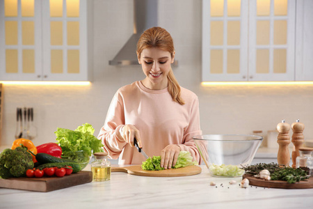切割 晚餐 微笑 生菜 女人 厨房 蔬菜 白种人 产品 饮食