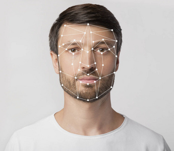 白种人在浅背景下有面部扫描网格照片