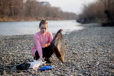 塑料 志愿者 环境 瓶子 生态系统 收集 照顾 海滩 垃圾