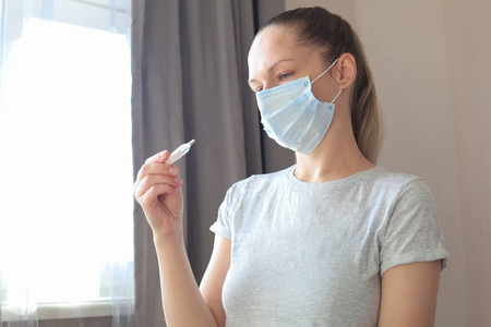 女人 感染 病毒 感觉不好 健康 流感 温度计 女孩 照顾