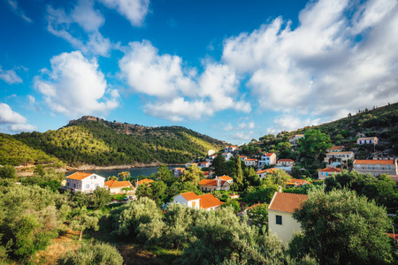 希腊，凯法洛尼亚岛，阿索斯镇村庄。天空中美丽的云景