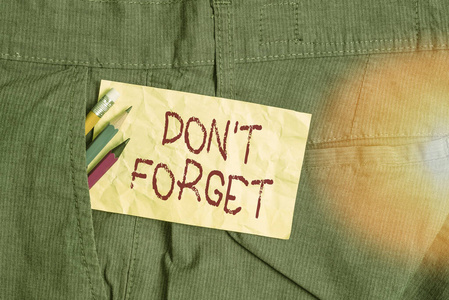 文字写作不要忘记。商业概念，用于提醒某人重要事实或细节的书写设备和工作裤口袋内的黄色便笺。