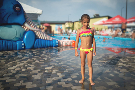 假日 假期 女孩 快乐 乐趣 水塘 安全 夏季 小孩 操场