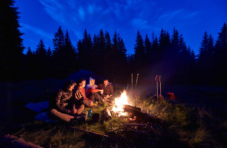 夜间 旅游业 星星 营地 享受 在一起 冒险 空的 自由