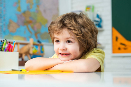 國小英文輕鬆入門,讓孩子在學習中建立自信! 小孩上课图片-小孩上课素材-小孩上课插画-摄图新视界