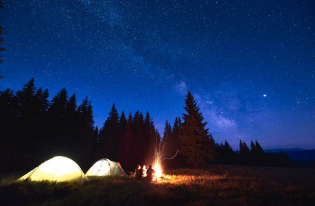 自然 活动 营地 夜间 冒险 篝火 公司 美丽的 天空 山谷