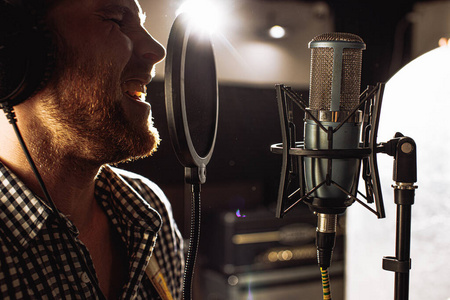 专业歌手在录音室唱歌照片