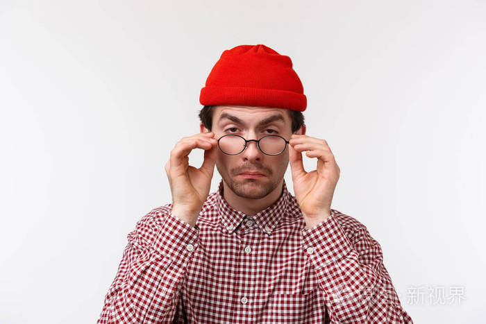 什么都看不见,眯着眼睛看医生,白色背景