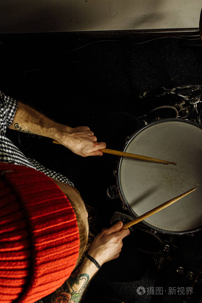 不认识的鼓手在敲鼓