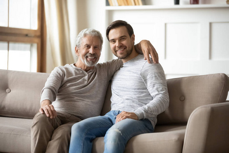 年迈的父亲年迈的父亲与成年儿子拥抱的画像照片