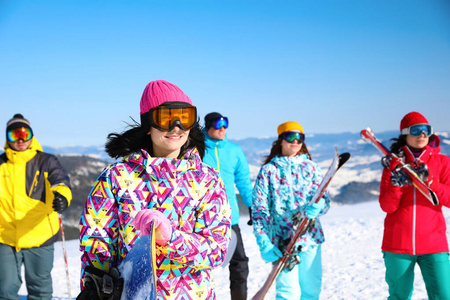 旅行 滑雪板 季节 求助 冬天 女人 冬季 寒冷的 乐趣