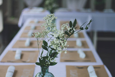 餐厅 桌子 玻璃 盘子 婚礼 接待 台布 花束 餐巾 聚会