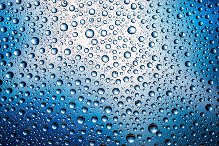 水滴纹理背景.雨落在窗户玻璃上.湿雨模式.照片