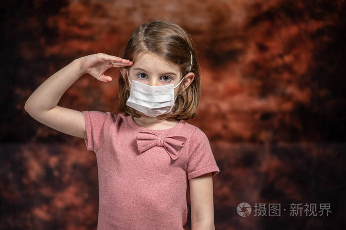 冠状病毒检疫呆在家里的概念covid19大流行戴口罩的小女孩