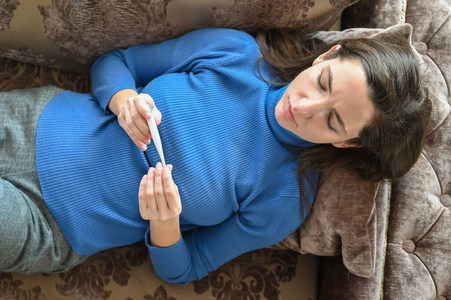 女孩 毯子 感染 打喷嚏 测量 药丸 症状 疼痛 遭受 人类