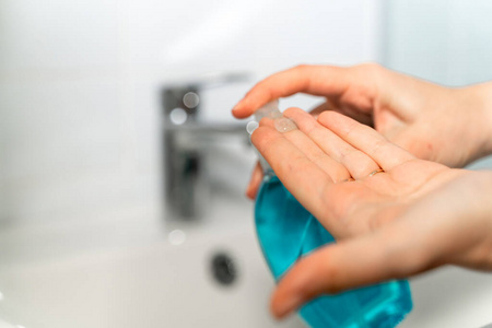 妇女在家用抗菌肥皂洗手