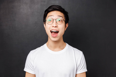 张嘴吃药的表情图片