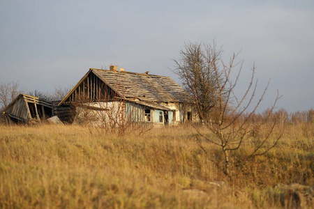 年久失修 风景 老年人 古老的 屋顶 空的 建筑 乡村 危险的