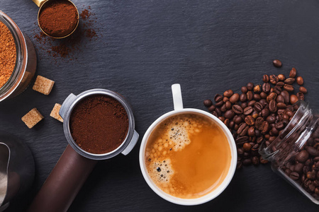 黑咖啡浓缩咖啡机滤杯架和散烤咖啡豆