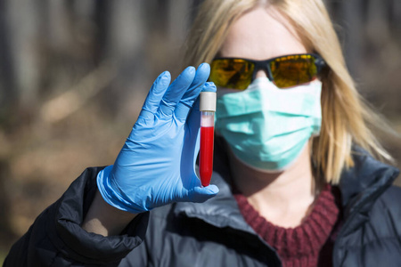 行走 大流行 女人 呼吸系统 发烧 疫苗 面具 预防 流感