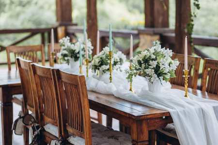 The wedding table decorated with fresh flowers is newlywed with 