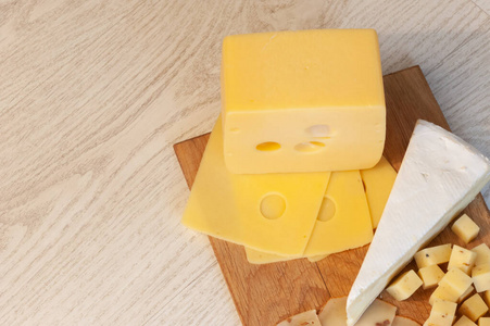 木板上的一块奶酪。俯视图