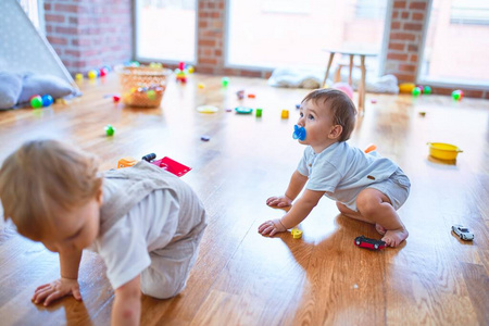 可爱极了 婴儿室 有趣的 游戏 儿童 幸福 幼儿 白种人