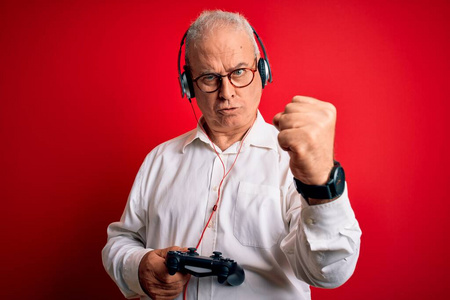 古老的 白种人 疯狂的 耳机 玩家 视频 情感 白发 游戏