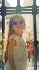 女儿 白种人 乐趣 童年 时尚 自然 太阳 肖像 连衣裙