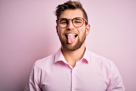 衬衫 嘴唇 肖像 商业 牙齿 男人 快乐 时尚 粉红色 有趣的