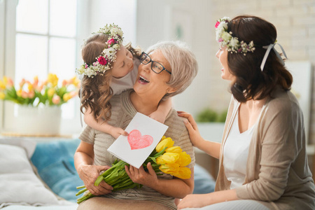 微笑 女人 奶奶 喜爱 阳光 花束 在室内 妈妈 可爱的