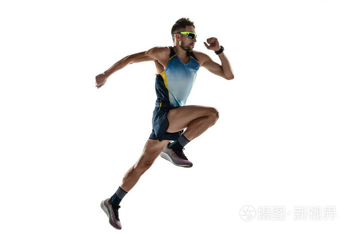 白人铁人三项独立背景男运动员跑步工作室